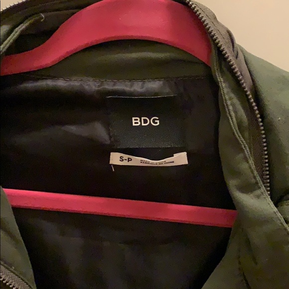 Green vest. - Picture 2 of 2